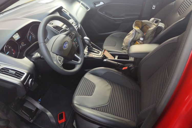 福特 福克斯 2017款 两厢 1.6L 自动风尚型智行版中控内饰19