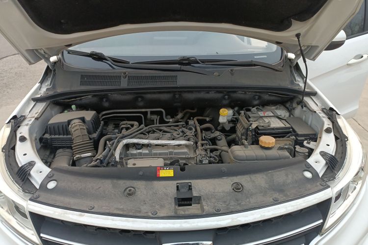 宝骏730 2019款 1.5T CVT时尚型 7座 国VI机舱底盘24