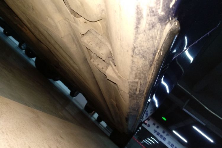 奔驰C级 2019款 C 260 运动版机舱底盘30