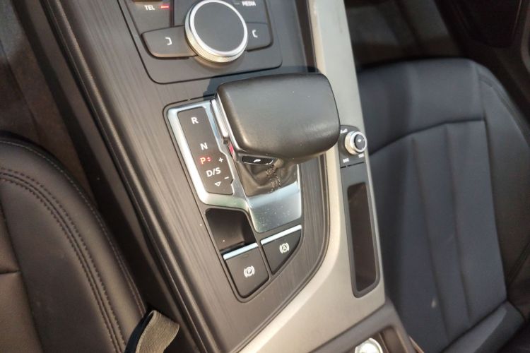 奥迪A4L 2019款 40 TFSI 进取型 国VI中控内饰18