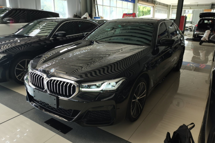 宝马5系 2022款 改款 530Li 领先型 M运动套装车身外观1