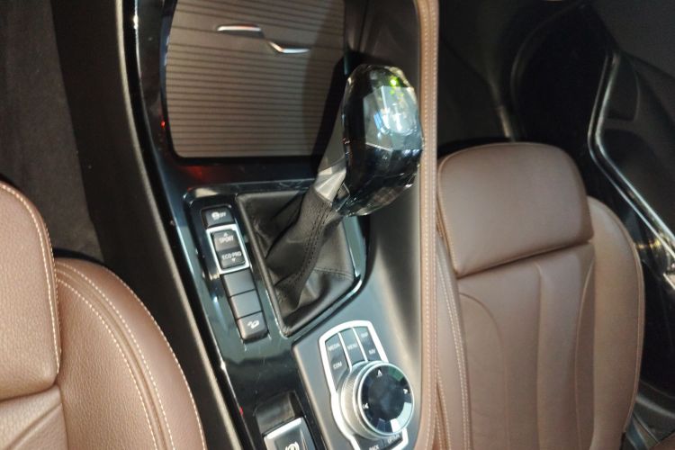 宝马X1 2019款 xDrive20Li 尊享型中控内饰18