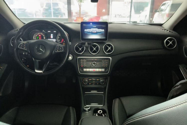 奔驰GLA 2017款 GLA 200 时尚型中控内饰12