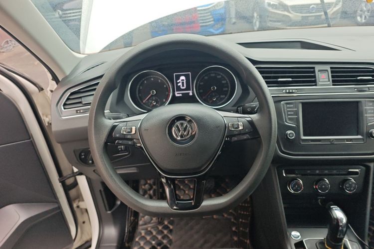 大众 途观L 2017款 330TSI 自动两驱风尚版中控内饰13