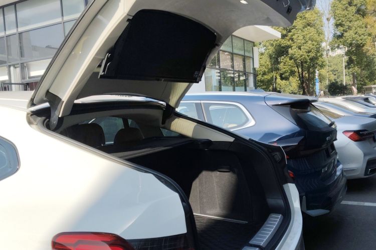 宝马X4 2022款 xDrive 25i M运动套装机舱底盘23