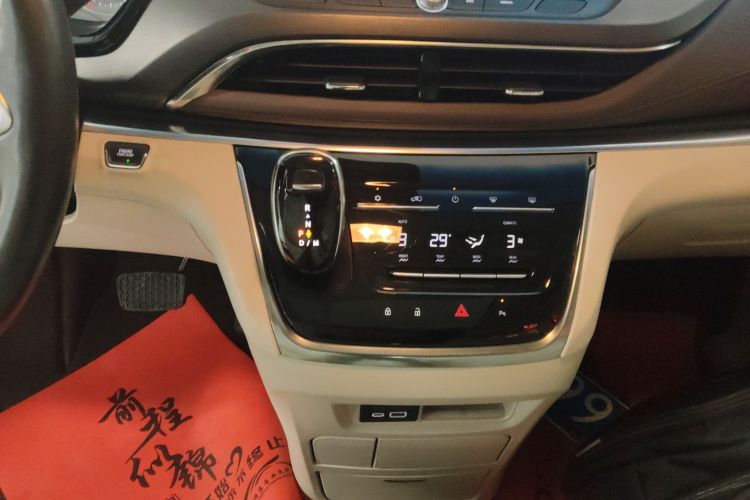 别克GL8 2021款 陆上公务舱 652T 豪华型中控内饰18