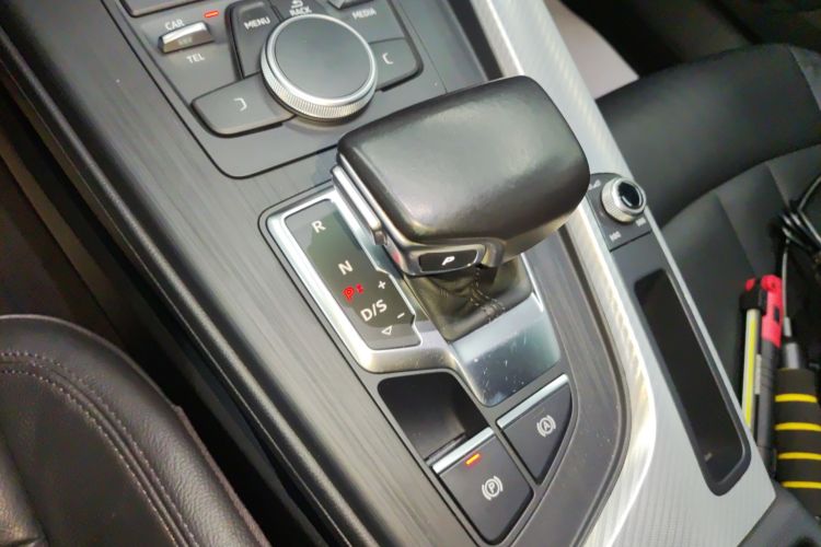 奥迪A4L 2017款 40 TFSI 时尚型中控内饰18