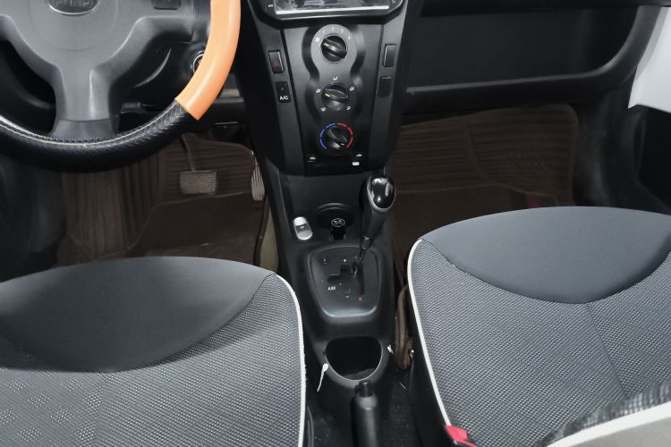 比亚迪F0 2015款 1.0L AMT 铉酷型中控内饰18