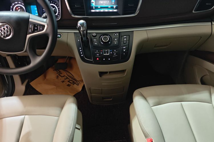 别克GL8 2017款 25S 舒适型 国V中控内饰18