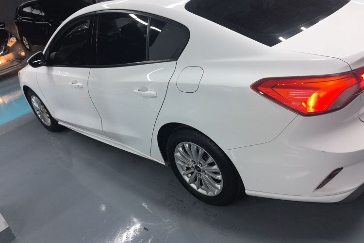 福特 福克斯 2020款 三厢 EcoBoost 180 自动锋潮型车身外观6003