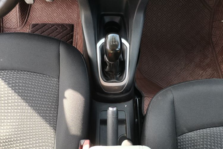 标致301 2016款 1.6L 手动舒适版中控内饰18