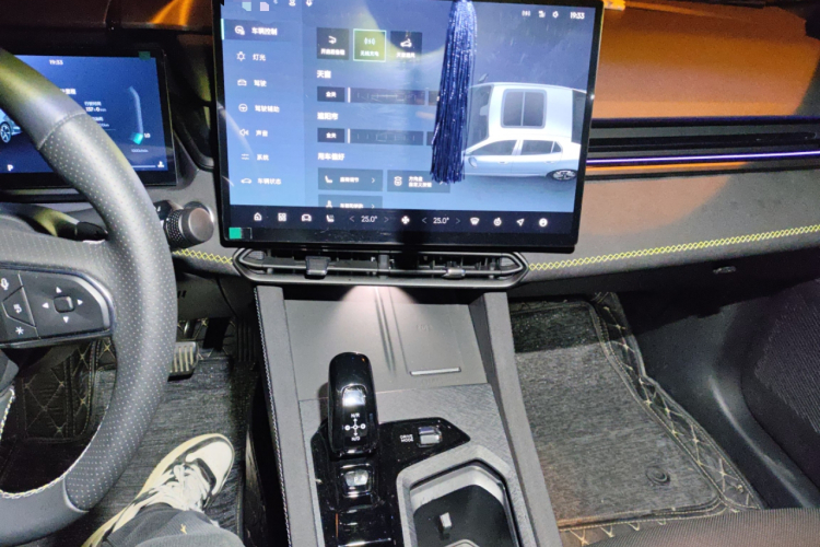 领克03 2025款 1.5TD DCT冠军版Pro中控内饰16