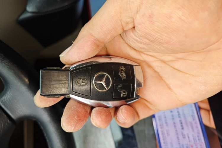 奔驰 唯雅诺 2013款 3.0L 舒适版中控内饰11