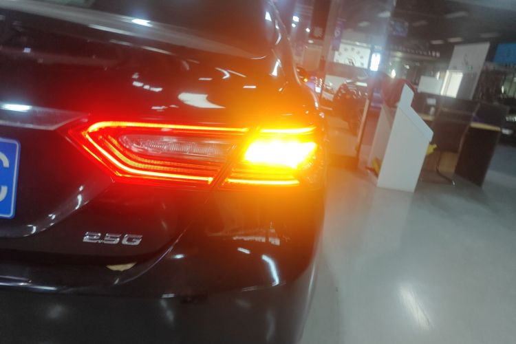 丰田 凯美瑞 2018款 2.5G 豪华版车身外观9