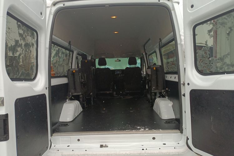 江铃福顺 2022款 2.0T 手动多功能乘用车中轴中高顶6-7座局部细节23