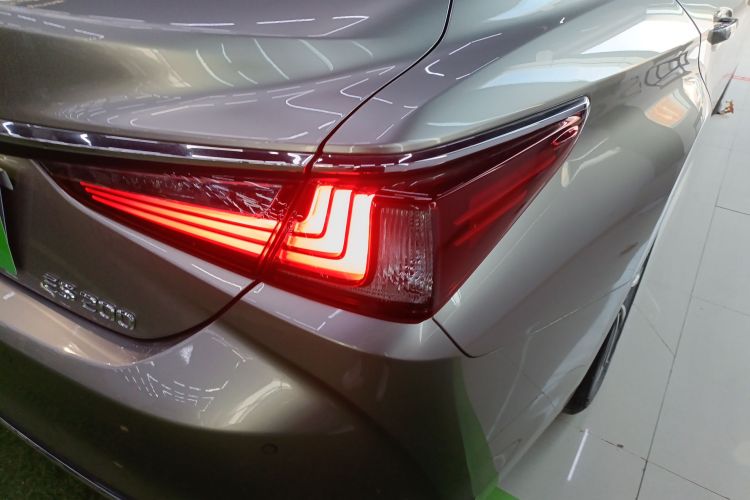 雷克萨斯ES 2021款 200 卓越版车身外观9