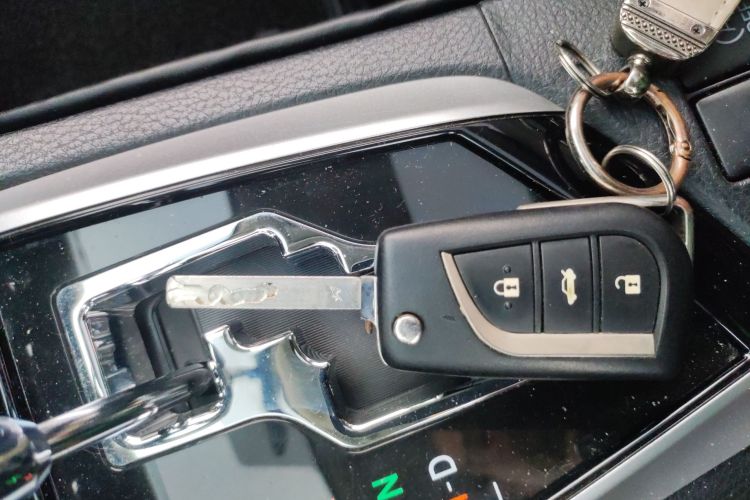 丰田 卡罗拉 2017款 改款 1.2T S-CVT GL-i中控内饰11