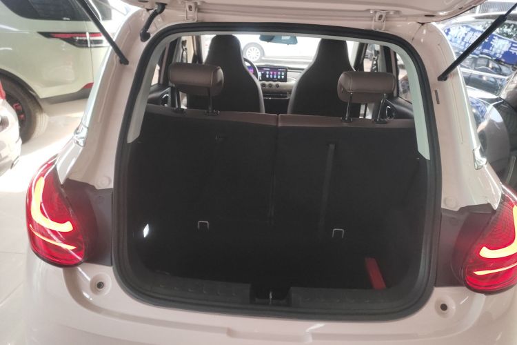 五菱汽车 五菱缤果 2023款 333km 灵犀互联款机舱底盘23