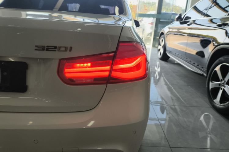 宝马3系 2018款 320i M运动套装车身外观9