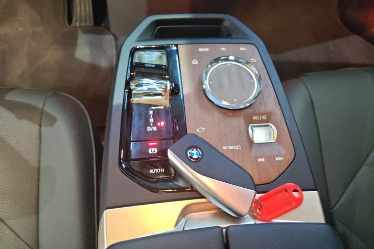 宝马iX 2023款 改款 xDrive40中控内饰18