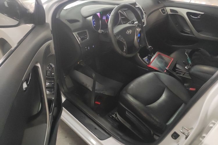 现代 朗动 2013款 1.6L 自动尊贵型中控内饰20