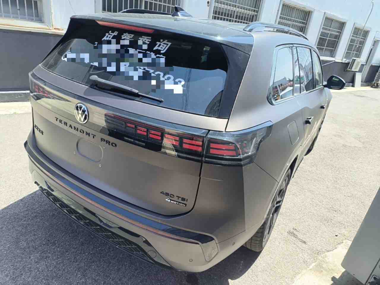 车辆右后45度角实拍