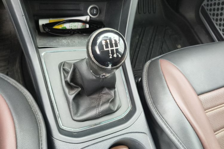 大众 2016款 途安L 280TSI 手动风尚版中控内饰18