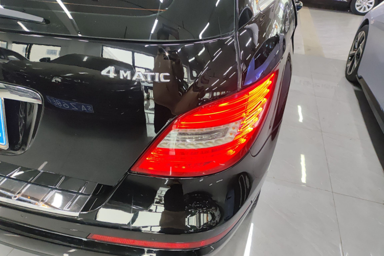 奔驰R级 2014款 R 320 4MATIC 商务型车身外观9