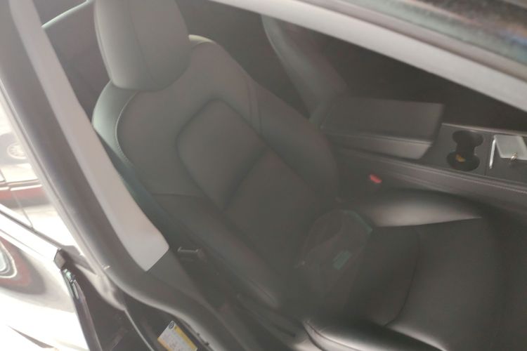 特斯拉 Model Y 2022款 长续航全轮驱动版局部细节41