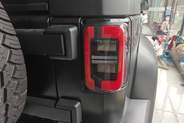 北京越野 北京BJ40 2024款 2.0D 刀锋英雄荣耀版车身外观9