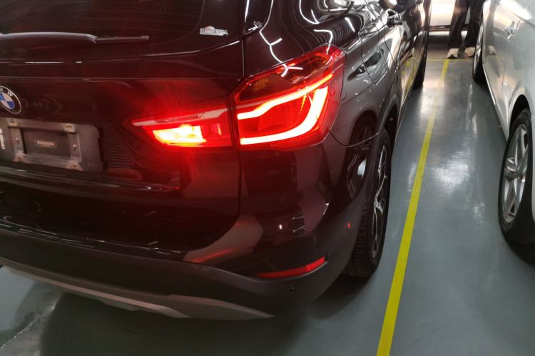 宝马X1 2018款 sDrive18Li 尊享型车身外观9