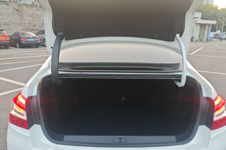 标致408 2016款 1.6T 自动豪华版机舱底盘23