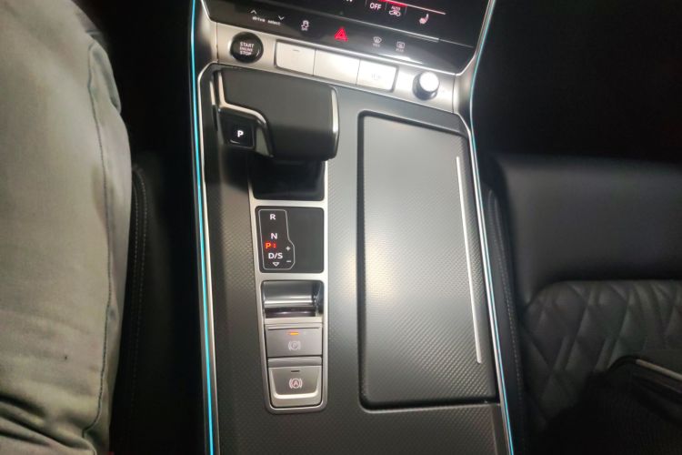 奥迪A6L 2025款 改款 45 TFSI 臻选动感型中控内饰18