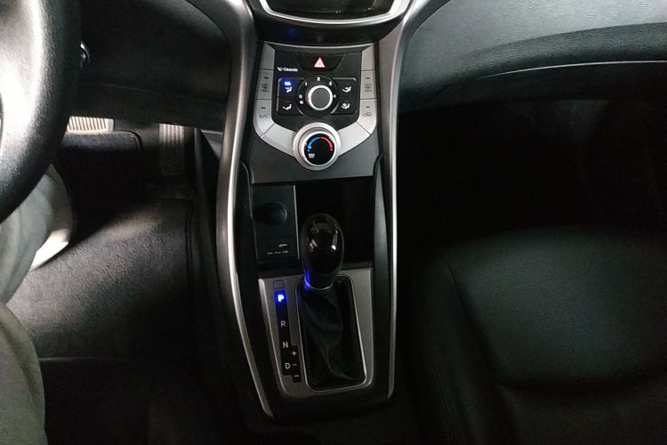 现代 朗动 2016款 1.6L 自动智能型中控内饰18