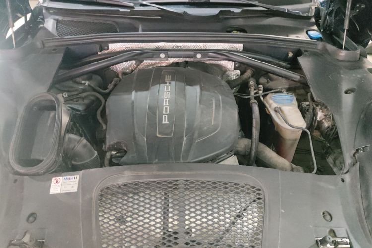 保时捷 2017款  Macan 2.0T机舱底盘24