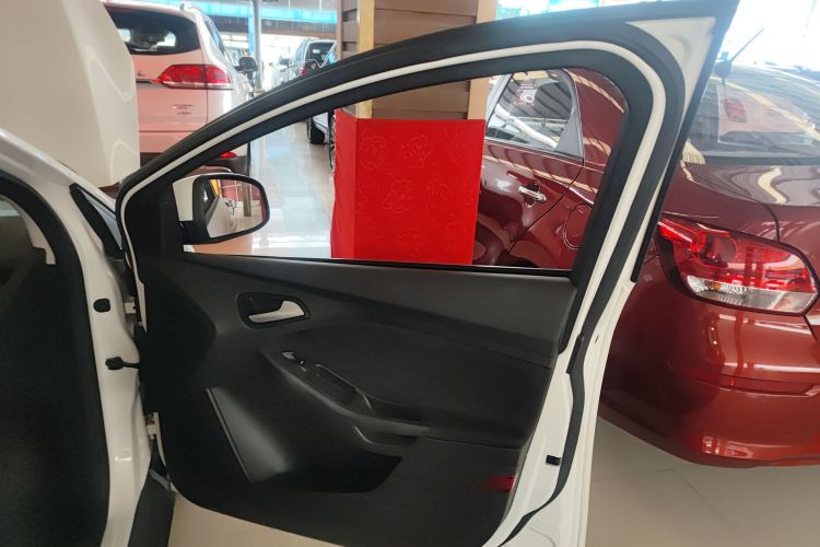 福特 福克斯 2018款 两厢经典 1.6L 自动舒适型智行版中控内饰7002