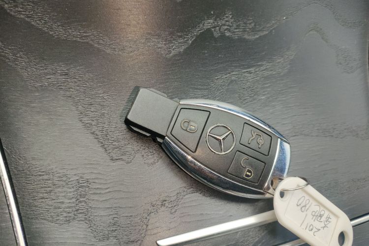 奔驰C级 2017款 改款 C 180 L 时尚型运动版中控内饰7001