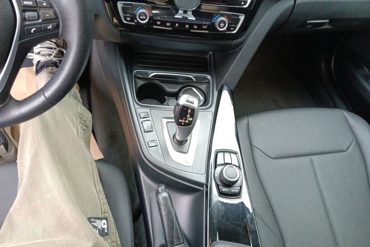 宝马3系 2017款 318i 时尚型中控内饰18