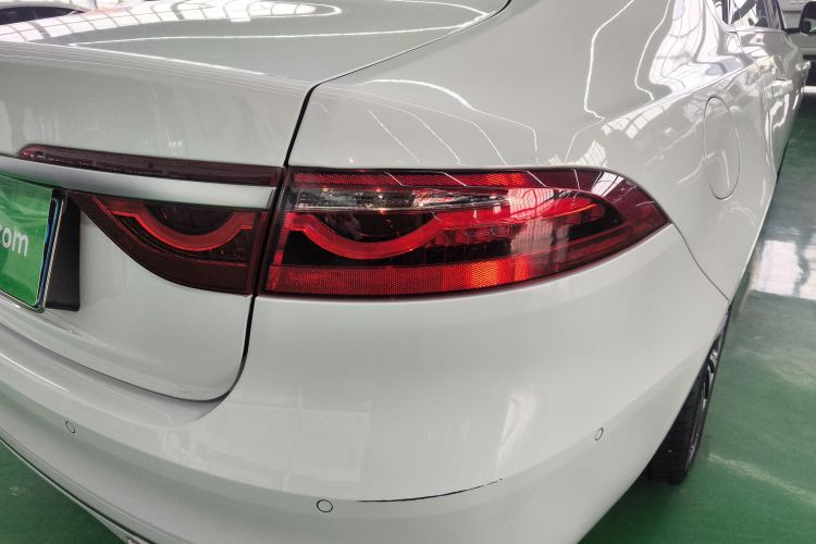 捷豹XFL 2024款 2.0T P250 两驱尊享豪华版车身外观9