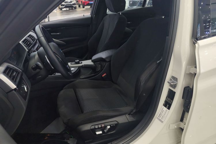 宝马3系 2017款 320i M运动型中控内饰19