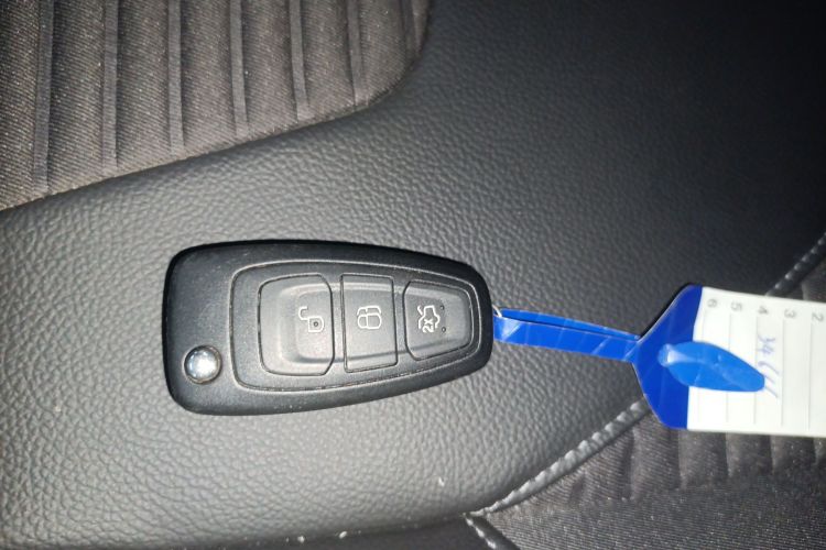 福特 福克斯 2018款 两厢经典 1.6L 自动风尚型智行版中控内饰7001