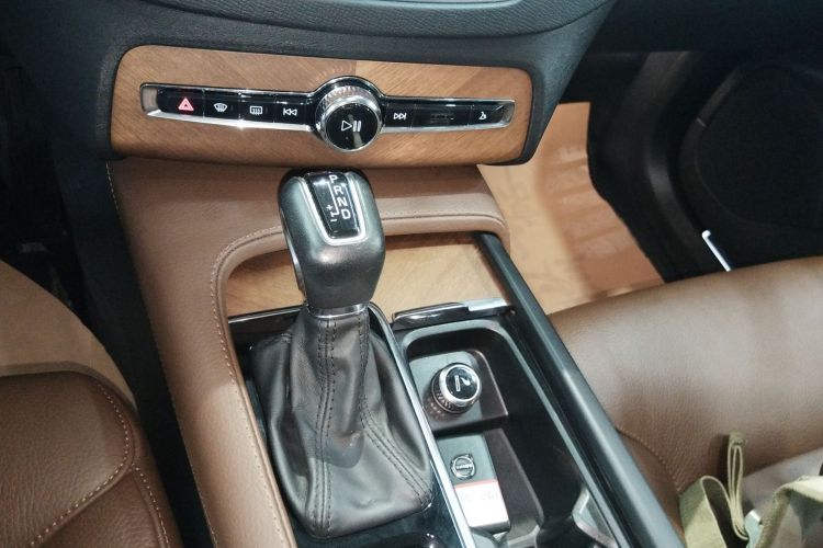 沃尔沃XC90 2020款 T6 智逸豪华版 7座中控内饰18