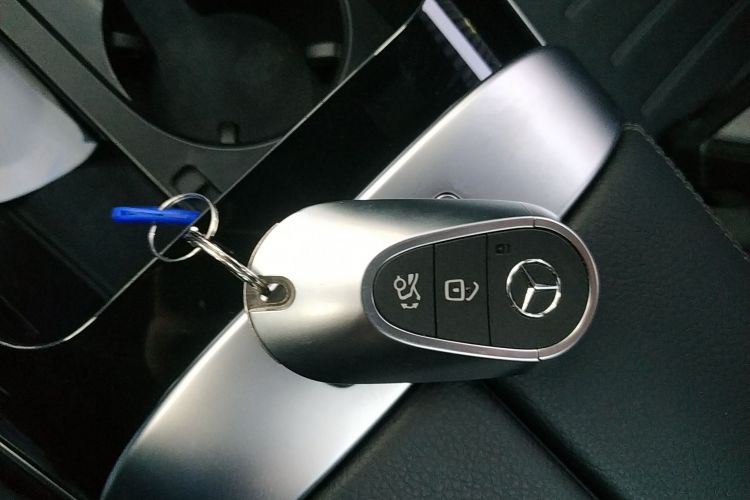 奔驰C级 2022款 C 260 L 皓夜运动版中控内饰7001