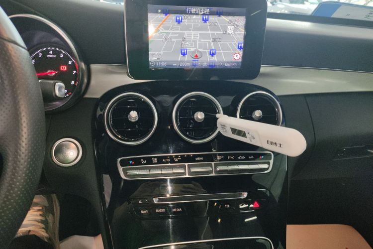 奔驰C级 2018款 C 200 运动版中控内饰16