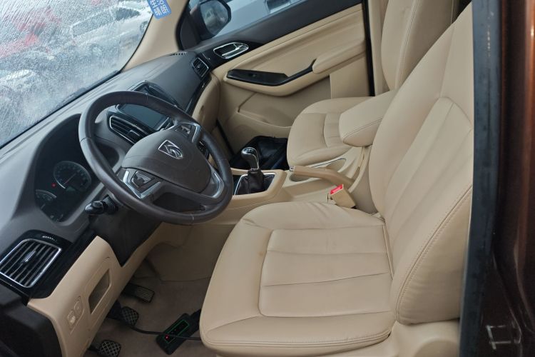 宝骏730 2014款 1.5L 手动豪华型 7座中控内饰19