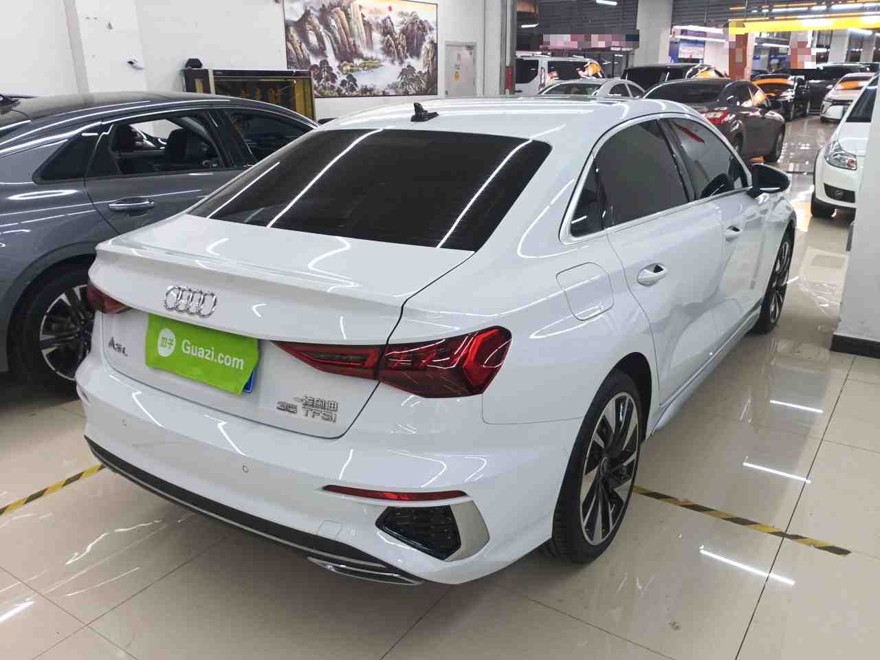 车辆右后45度角外观展示
