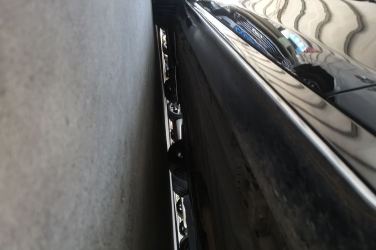 奔驰E级 2019款 改款 E 300 L 运动豪华型局部细节9001