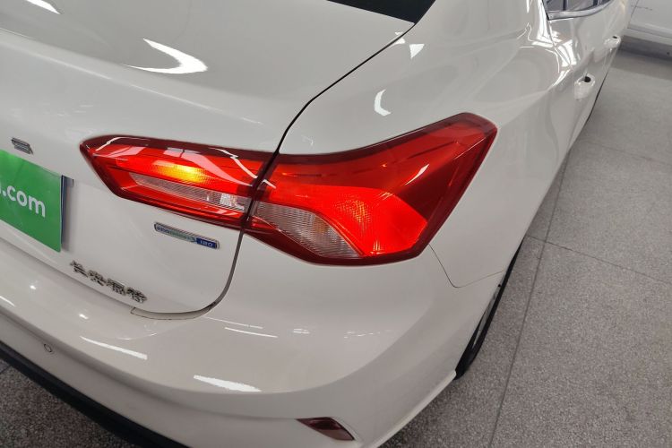 福特 福克斯 2020款 三厢 EcoBoost 180 自动锋潮型车身外观9