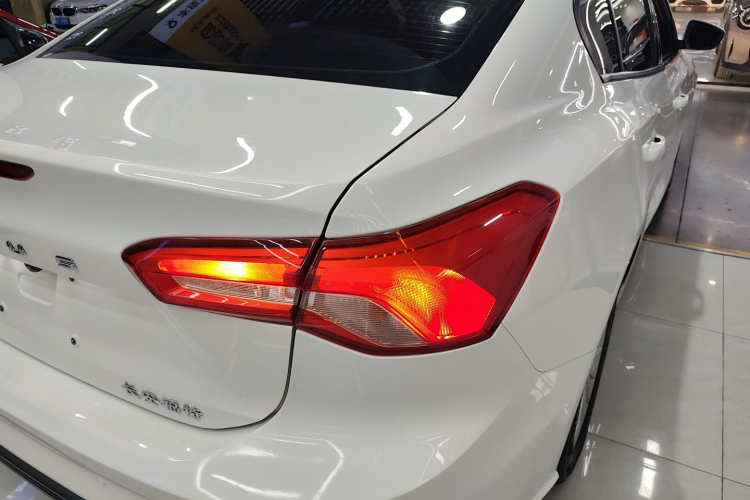 福特 福克斯 2020款 三厢 1.5L 自动锋跃型车身外观9