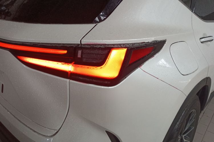 雷克萨斯NX新能源 2022款 400h+ 畅悦版车身外观9